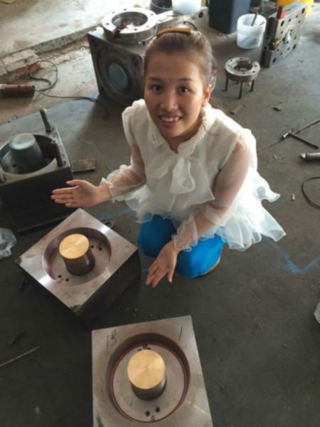 供應(yīng)大型潤滑油桶模具