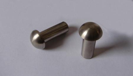 廠家生產(chǎn)半圓頭鉚釘銷軸圖片