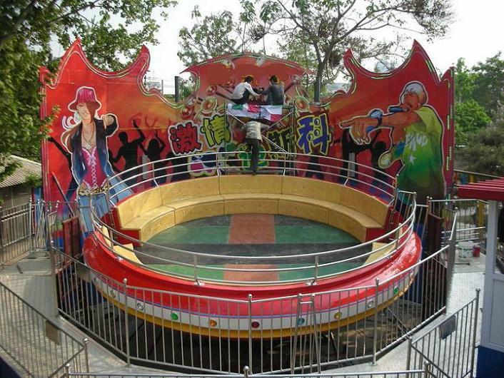 供應(yīng)新型設(shè)備-迪斯科轉(zhuǎn)盤(pán)-游樂(lè)設(shè)備-迪斯科轉(zhuǎn)盤(pán)價(jià)格