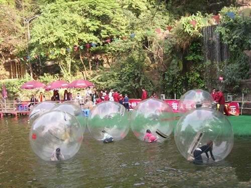 供應(yīng)水上步行球*錢的水上游樂設(shè)備