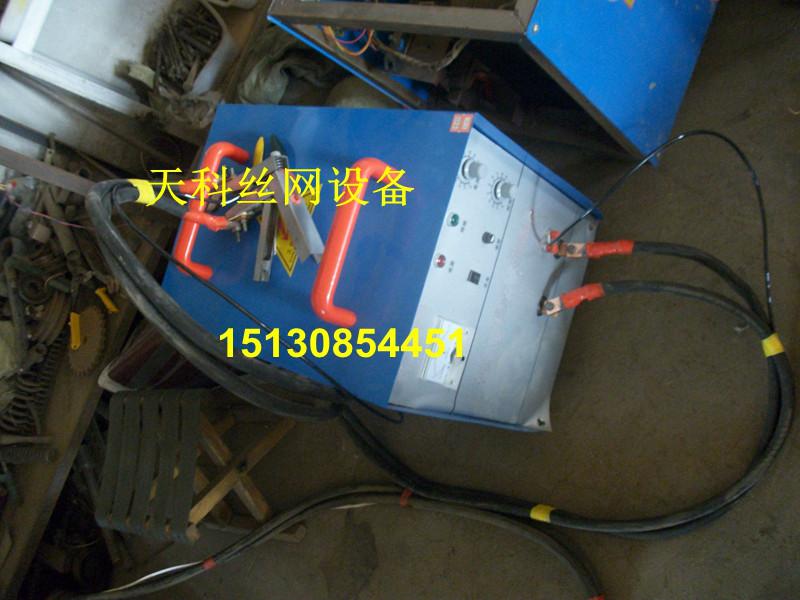 鐵絲網(wǎng)片補(bǔ)網(wǎng)機(jī)圖片