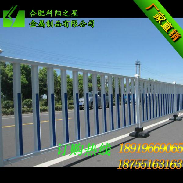 供應(yīng)安徽市政道路護(hù)欄道路中央隔離欄城市交通隔離柵 馬路鍍鋅護(hù)欄